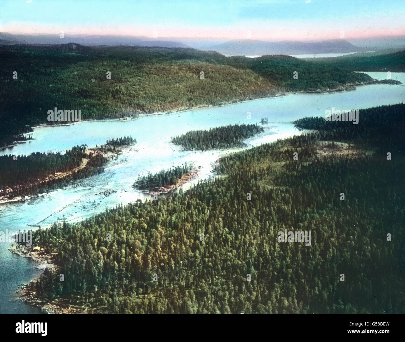 Malerische Wälder in Nordland in Schweden. L'Europa, Svezia, Sverige, Scandinavia, viaggi, 1910S, 1920s, xx secolo, archivio, Carl Simon, storia, storico, lato vetro colorato slitta, foresta, paesaggio, natura, New Scenic 5 posti Foto Stock