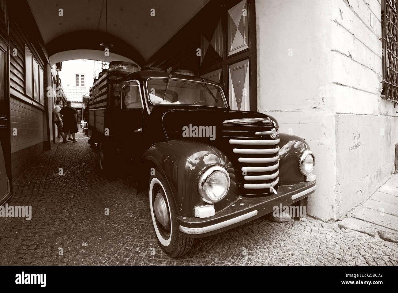 Vecchia auto sulla Città Vecchia di Varsavia Foto Stock