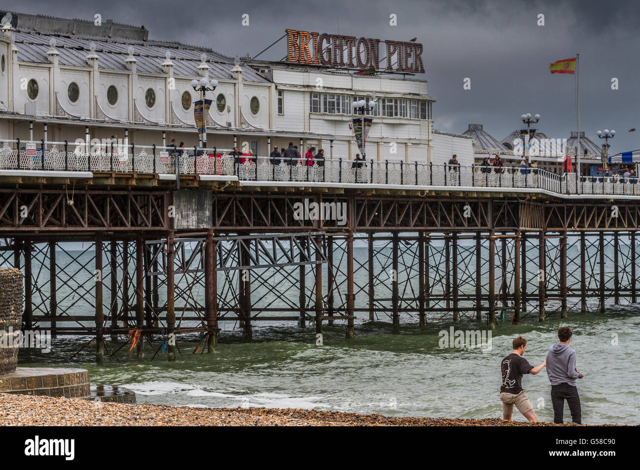 Due uomini sulla Spiaggia di Brighton di fronte al grado11 elencati al Molo di Brighton , Brighton Seafront , East Sussex, Regno Unito Foto Stock