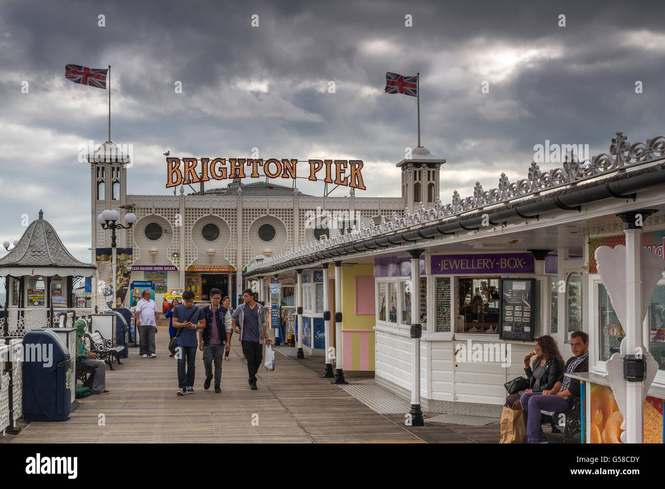 La gente che camminava sul palazzo di Brighton Pier ,un grado 11 elencati piacere pier situato al Brighton Sea Front Brighton East Sussex, Regno Unito Foto Stock