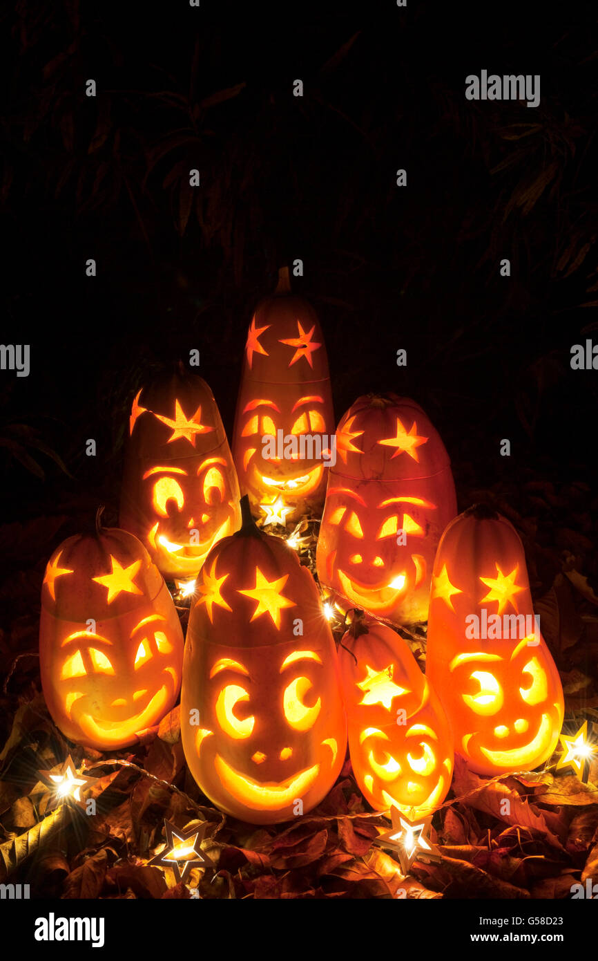 Lanterne di Halloween realizzato da casa coltivati squash con candele accese all'interno. Foto Stock