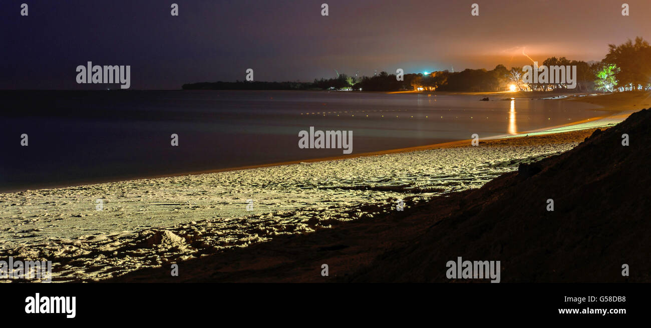 Desaru spiaggia di notte. Il mare, la sabbia e il cielo nuvoloso con il bullone e il tuono Foto Stock