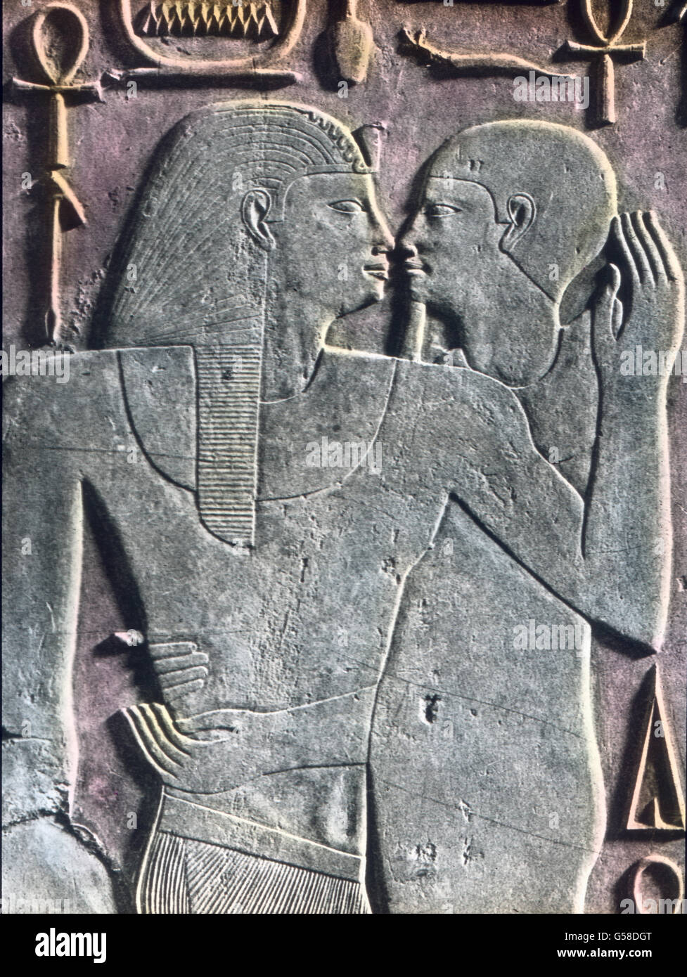 Ein geradezu klassisches Beispiel aus jener Zeit ist dieser Teil eines Pfeilers, der sich auch im Museum zu Kairo befindet. Die Flach-Plastik stellt den Gott Ptah mit dem Pharao Senwosret dar, dem 1950 v. Chr. regiert hat. Die alten Ögypter hatten Eine große Mannigfaltigkeit von Göttern, da Sie die besonderen Lokalgottheiten in die allgemeine Verehrung mit aufnahmen. In der Hauptsache ist der Kult, wie leicht aus der Lage zu verstehen, Sonnendienst. Der Sonnengott kehrt unter den mannigfaltigsten Namen und Gestalten wieder: als Re in su (Heliopolis), als Horus in Edfu, als Aton in el Amarna. D Foto Stock