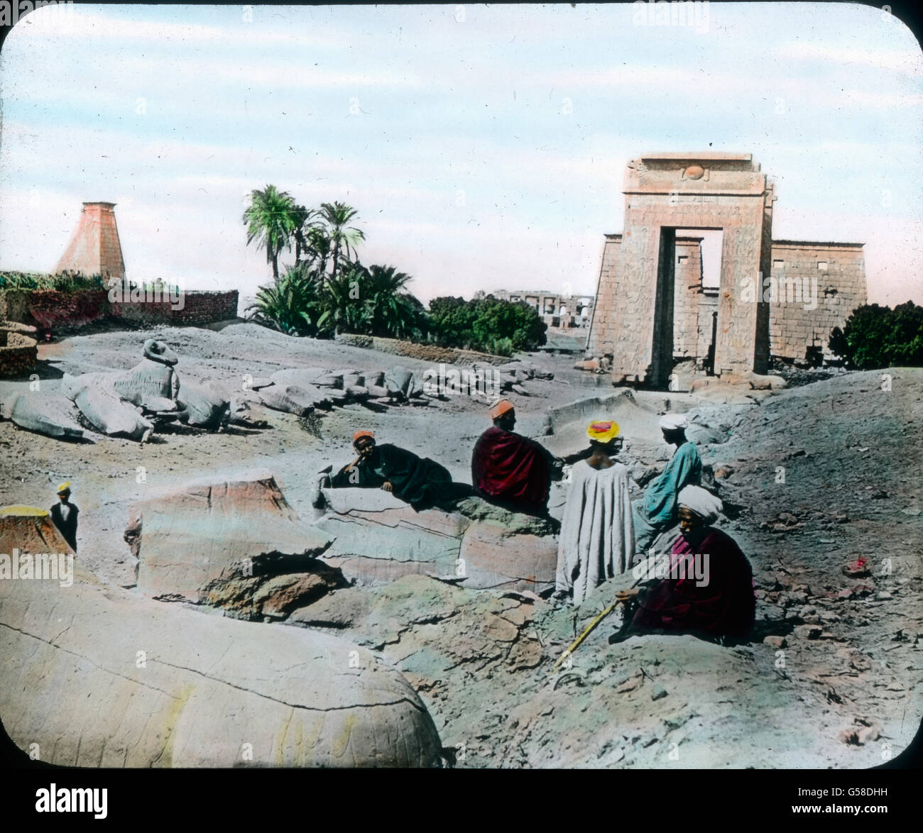 Die Beschreibung des Tempel würde allein den Raum eines Vortrages füllen. Der größte Tempel dem guerra Amon, der sich anschließende Chonsu dem, der dritte der Mut geweiht, deren Skulpturen mit der des Ramses immer wiederkehren. Durch eine lange Zeit sehr zerstörte Allee von Widdersphinxen, die zwischen ihren Tatzen die statua di Ramses II. tragen, gelangen wir zu dem westlichen großen pilone und treten in ein buntes Gewirr von Höfen, Hallen, Kammern, von Pfeiler- und Säulensälen ein. Egitto, Karnak, Africa, Medio oriente, storia, storico, 1910s, xx secolo, viaggi, Sphinx alley,Tebe, Superiore Eg Foto Stock