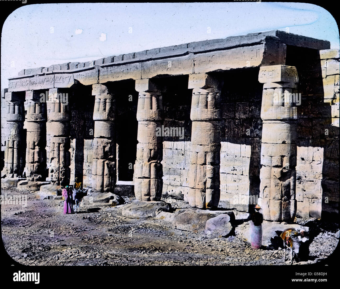 Im Bannbereich der einstigen riesigen Königsstadt liegt jetzt das Dörfchen Kurna. Da finden wir einen Tempel, den der Pharao Sethos I., der Vorgänger des großen Ramses, errichten ließ. Uns interessiert hauptsächlich die Front des Heiligtums, dessen Vorhöfe und Pylonen verschwunden sind und Wir freuen uns un dem säulengetragenen kräftigen Portikus. Es waren ehemals 10 Säulen, jetzt sind es noch acht, aber wohlerhaltene Papyrusbündel, ältesten, darum einfachsten Stils mit Knospenkapitell, die die trugen Deckenbalken. Hinter ihnen öffnen sich drei Türen zu dem eigentlichen, den Göttinnen Mut und Foto Stock