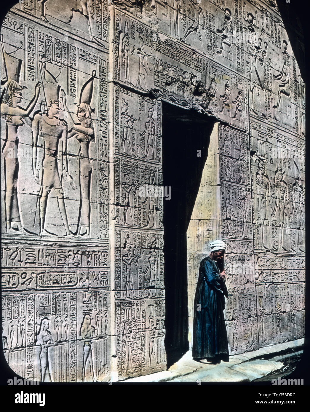 Sehr eingehend ist der Schmuck der Wände mit Hieroglyphen und figürlichen Darstellungen, era uns in ganz wundervoller Weise durch die veranschaulicht Bild wird. Schließlich gelangen wir nach Assuan, einst dem mächtigen Syene, das mit seinen Steinbrüchen der Bezugs- und Herstellungsort tutti der gewaltigen Obelisken, Statuen und Denkmäler guerra, die die Tempel des mittleren und unteren Ögypten zieren. Von ihm hat der heute noch vielfach zu Grabdenkmälern und als Wandbelag benutzte rote Granit, der Syenit, seinen Namen. Noch jetzt sind dort zahlreiche Steinbrüche in Gebrauch. Egitto, Edfu, portale Foto Stock