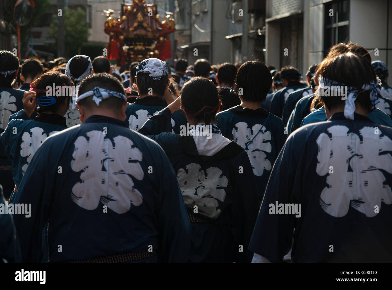 I partecipanti a piedi dopo un santuario portatile presso il Tokyo Fukugawa Hachiman festival Foto Stock