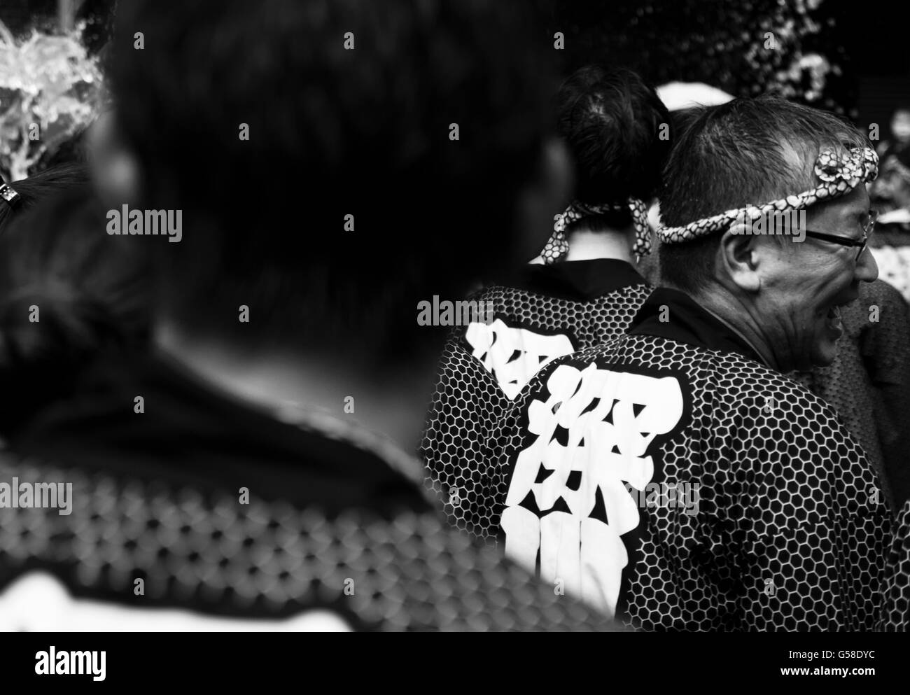 Uomo che porta un santuario portatile presso il Tokyo Fukugawa Hachiman festival Foto Stock