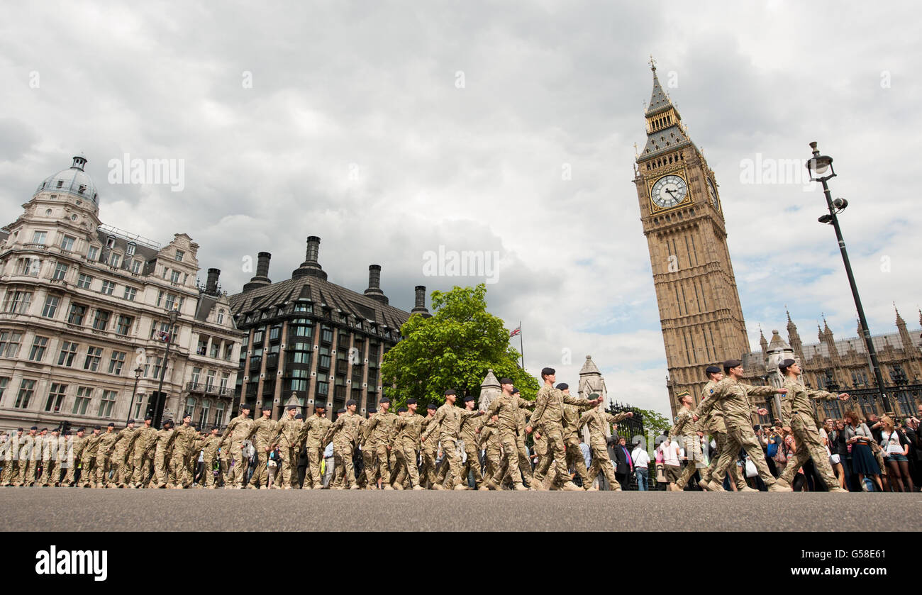 I soldati del 20 Armoured Brigade arrivano alle Houses of Parliament, a Westminster, Londra, per assistere ad un ricevimento al Palazzo di Westminster, dopo il loro ritorno dall'Afghanistan. Foto Stock