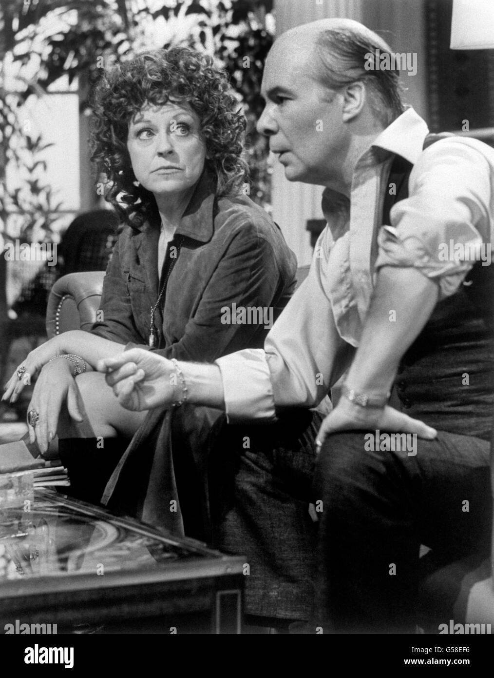 Anthony Bate e Diana Coupland in 'Time and Again', un episodio della serie della Yorkshire Television 'Wilde Alliance'. Foto Stock