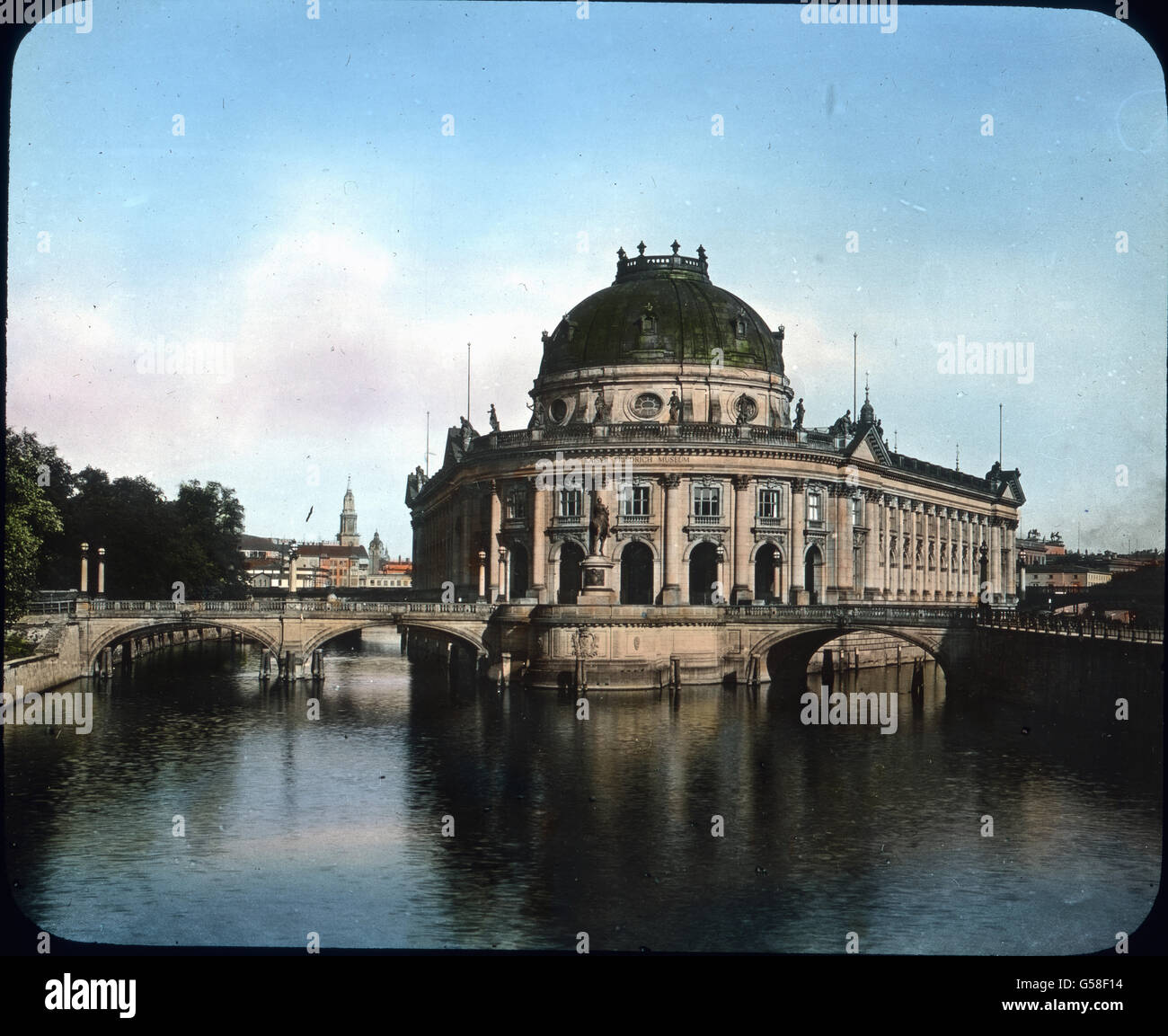 Deutschland ist aber auch reich un umfangreichen Kunstsammlungen erlesenster Art. Im Kaiser Friedrich Museum findet man z.B. die kostbaren Porträtbüsten der Frührenaissance in reicherer Auswahl als in den Uffizien zu Florenz. Und derartiger wertvoller Sammlungen gibt es in Deutschland Unzählige, nicht nur in Berlino, sondern über das Reich ganze verstreut. Ja, manche Ort, wie Kassel, Dresda, München u.a. sind in dieser Beziehung noch viel besser ausgestattet. Bedenken wir alles, era Wir über Deutschland gesehen und gehört haben und denken wir un unsere Eindrücke von der Weltreise, dann können Foto Stock