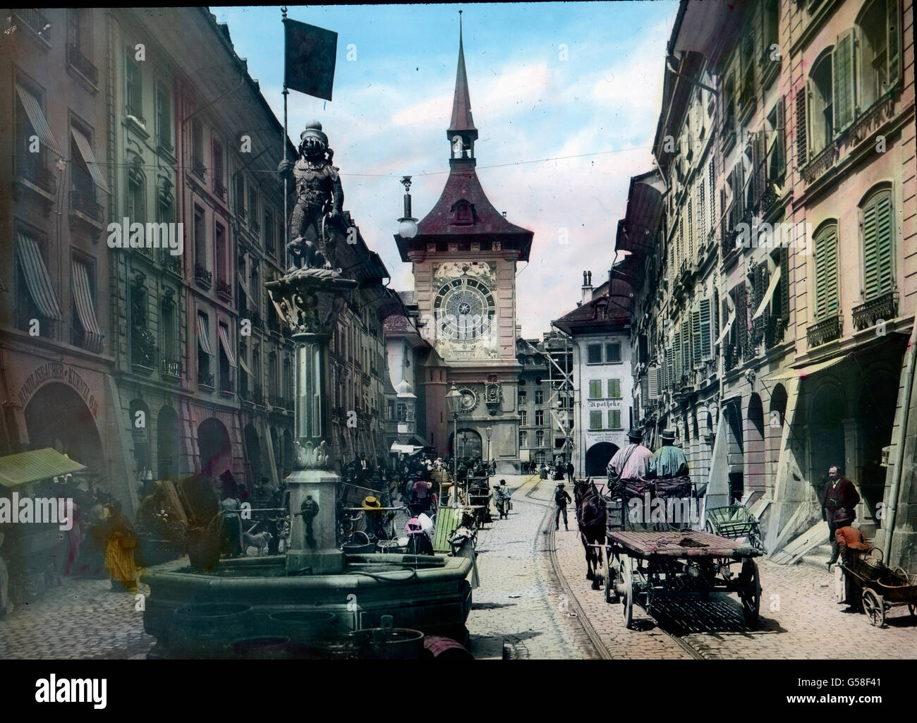 Als Beispiel eines alten Brunnens sehen Sie hier den Zähringer Brunnen in der Kramgasse. Der Bär erscheint dabei mit Schild, maulkorbartigem Helm und Banner auf einer hohen Säule, un deren Fuße das Wasser in mehreren Strahlen hervorspringt. Ein anderer charakteristischer Brunnen, der Kindlefresserbrunnen auf dem Kornhausplatze, zeigt auf einer Säule eine groteske figura, die ein tipo verschlingt, während unten eine Schar gewappneter Bären Wache stent. Er soll zur Abwehr der Kinder errichtet werden sein, die in der Tiefe des früher dort befindlichen Tiergartens Wasser holen wollten. La Svizzera, Foto Stock