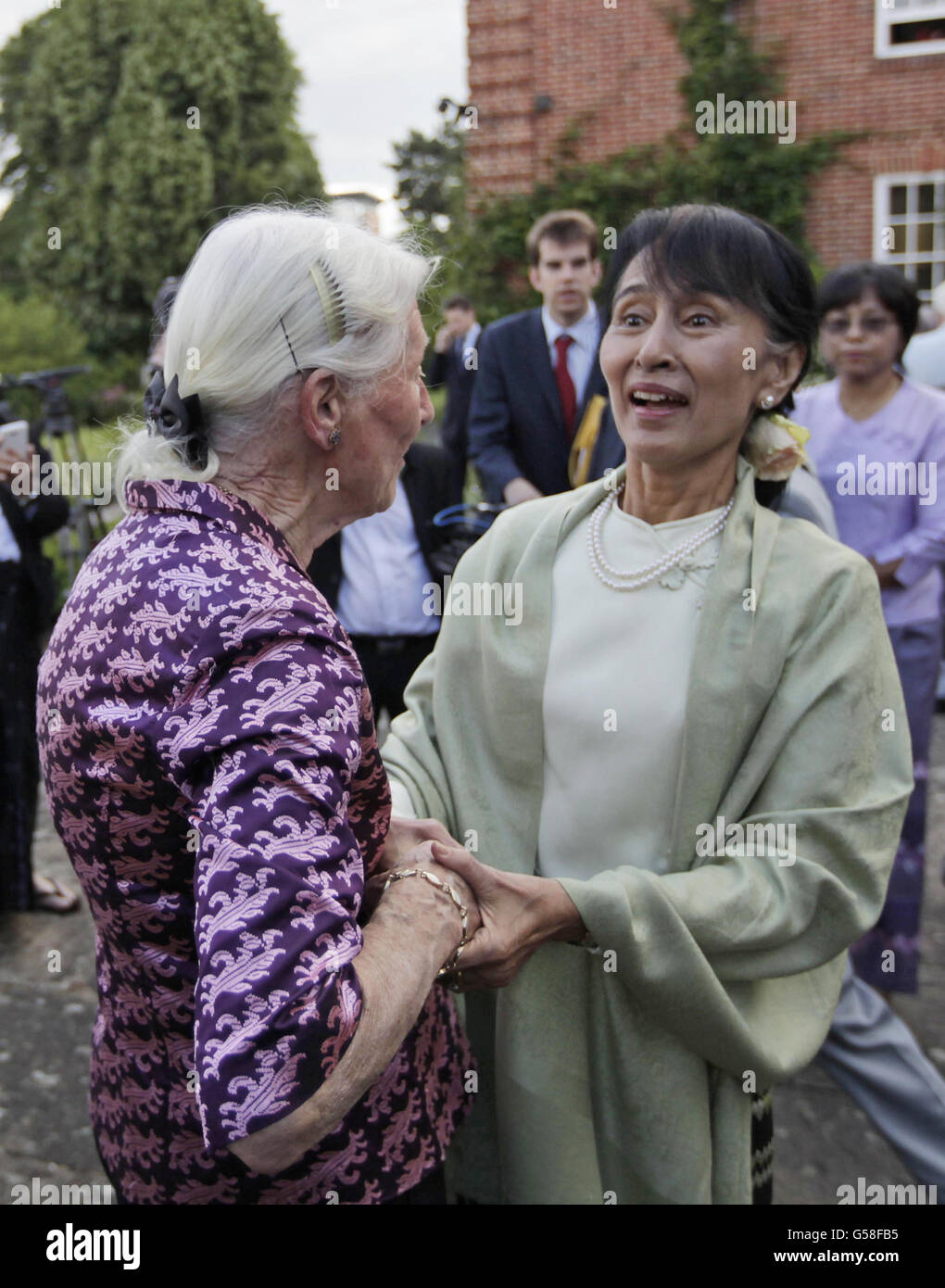 Aung San Suu Kyi, attivista birmano a favore della democrazia, incontra vecchi amici in un ricevimento ad Oxford. Foto Stock