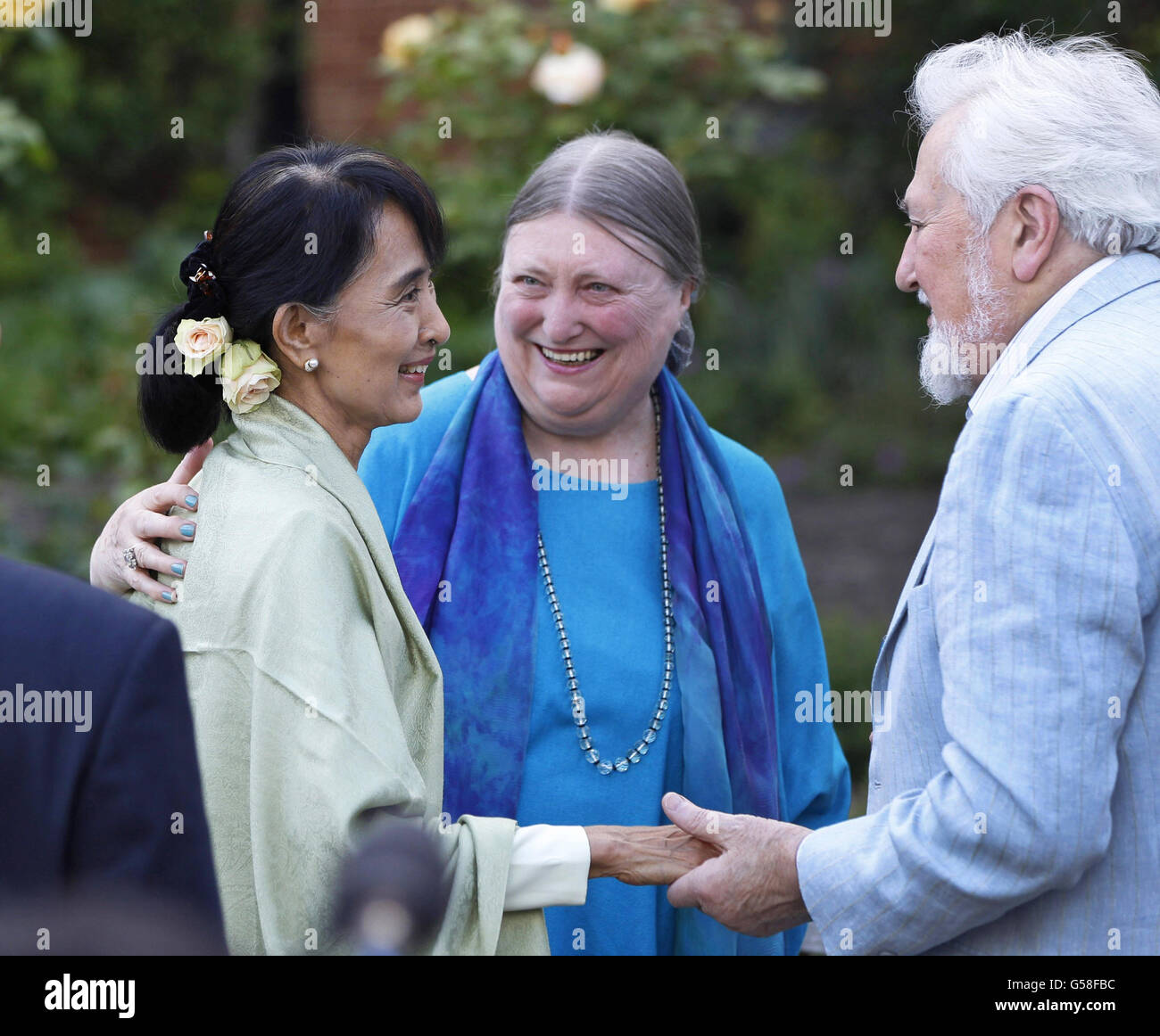 Aung San Suu Kyi, attivista birmano a favore della democrazia, incontra vecchi amici in una reception di Oxford. Foto Stock