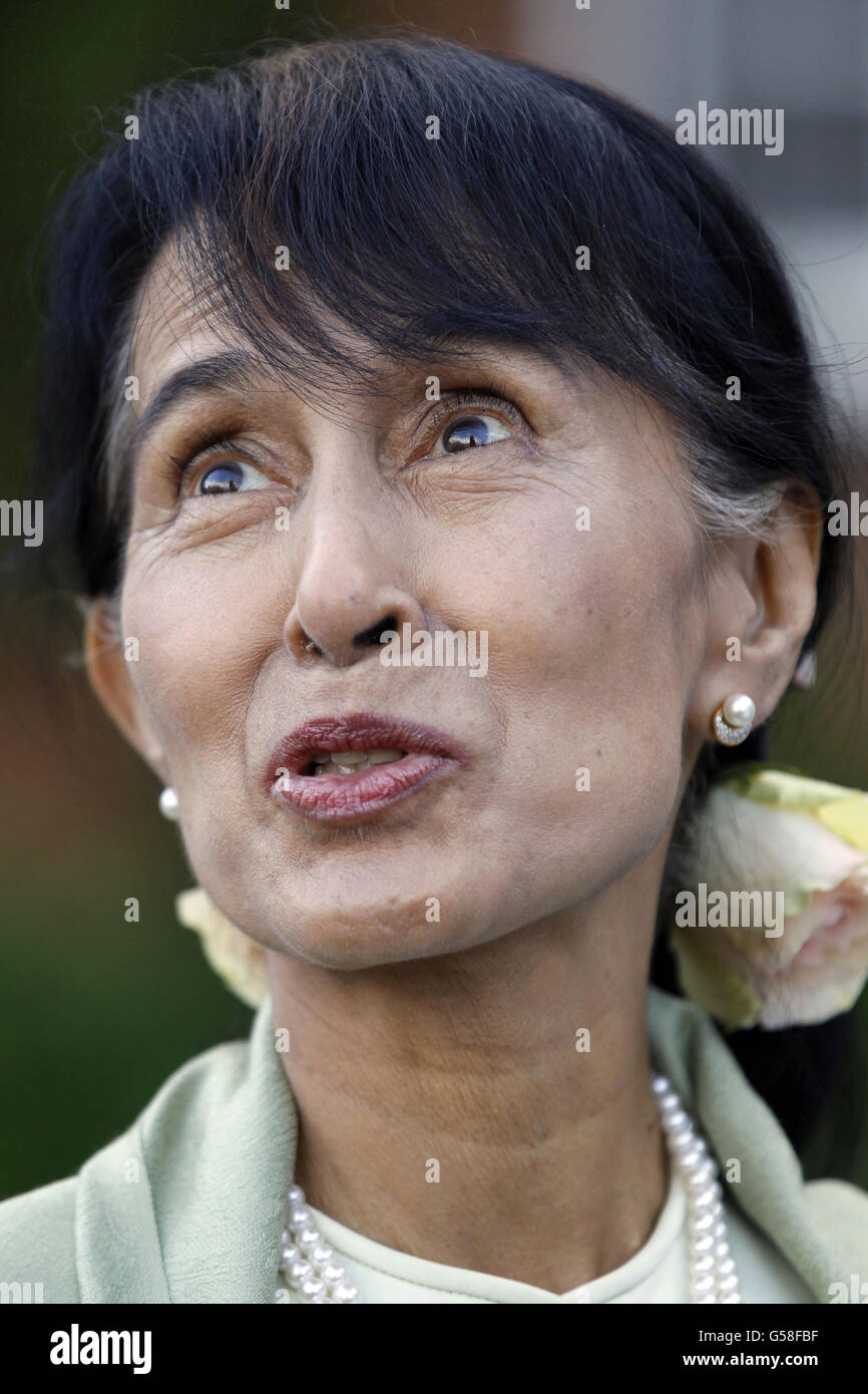 Aung San Suu Kyi, attivista birmano a favore della democrazia, arriva ad un ricevimento ad Oxford. Foto Stock