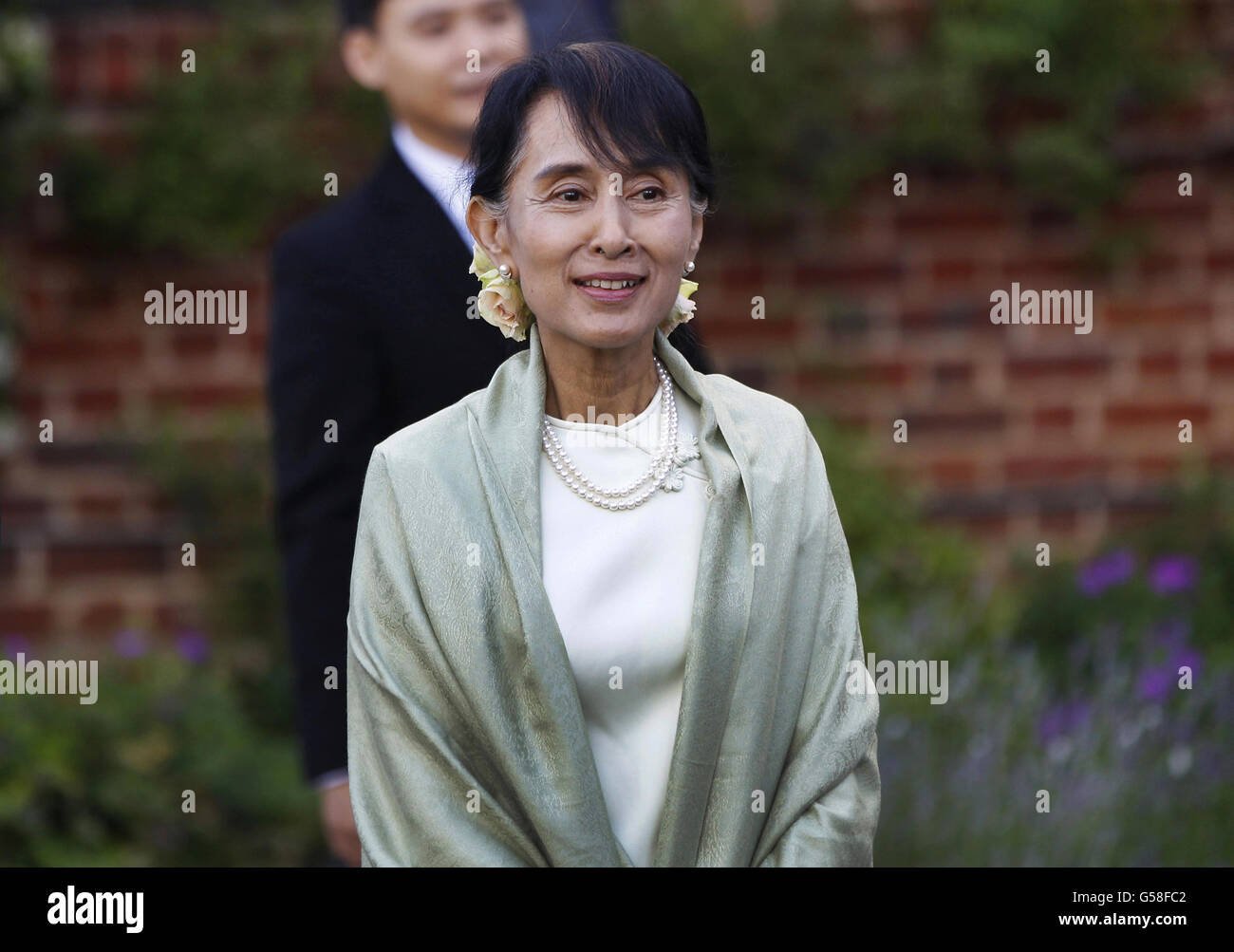 Aung San Suu Kyi, attivista birmano a favore della democrazia, arriva ad un ricevimento ad Oxford. Foto Stock