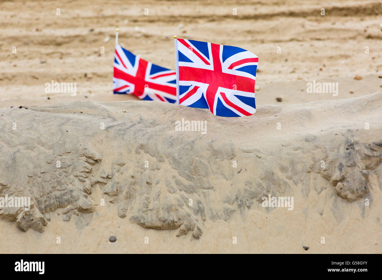 Union Jack Flag in sabbia a Bournemouth Beach nel giugno Foto Stock