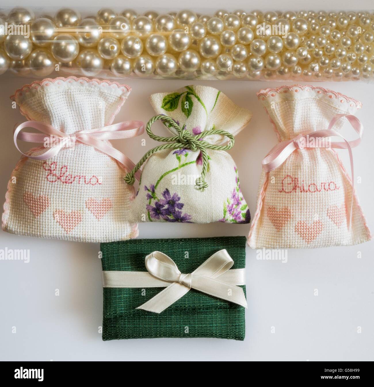 Bomboniera sacchetti contenenti rivestite di zucchero mandorle , date in dono per gli ospiti come un souvenir Foto Stock