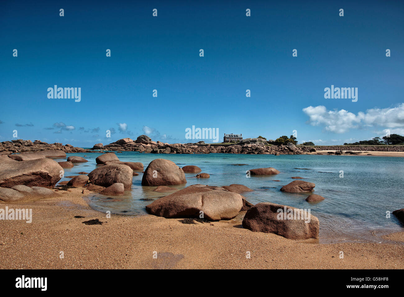 La spiaggia e le pietre a la Costa di Granito Rosa nel dipartimento COTES D ARMOR in Bretagna Francia Foto Stock