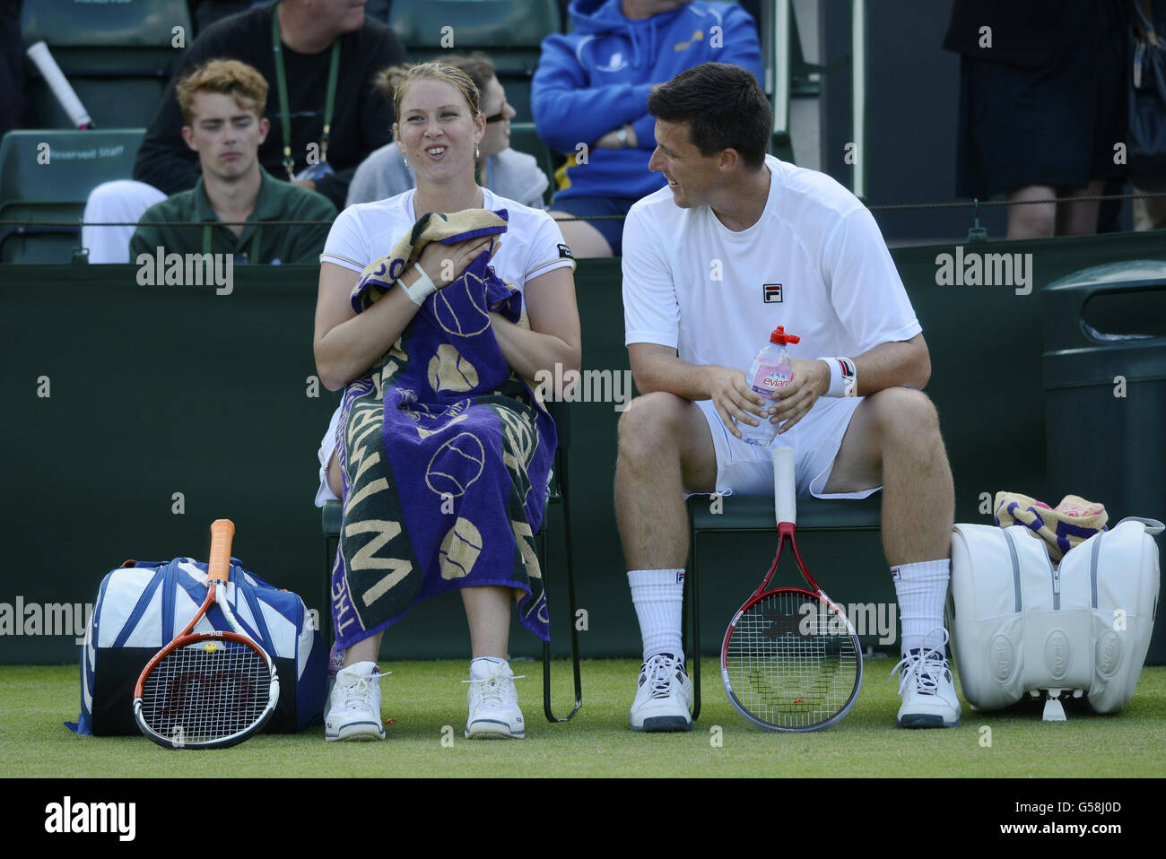 La Gran Bretagna Melanie South e Kenneth Skupski si sono disputate in doppia partita durante il quinto giorno dei Campionati Wimbledon 2012 presso l'All England Lawn Tennis Club di Wimbledon. Foto Stock