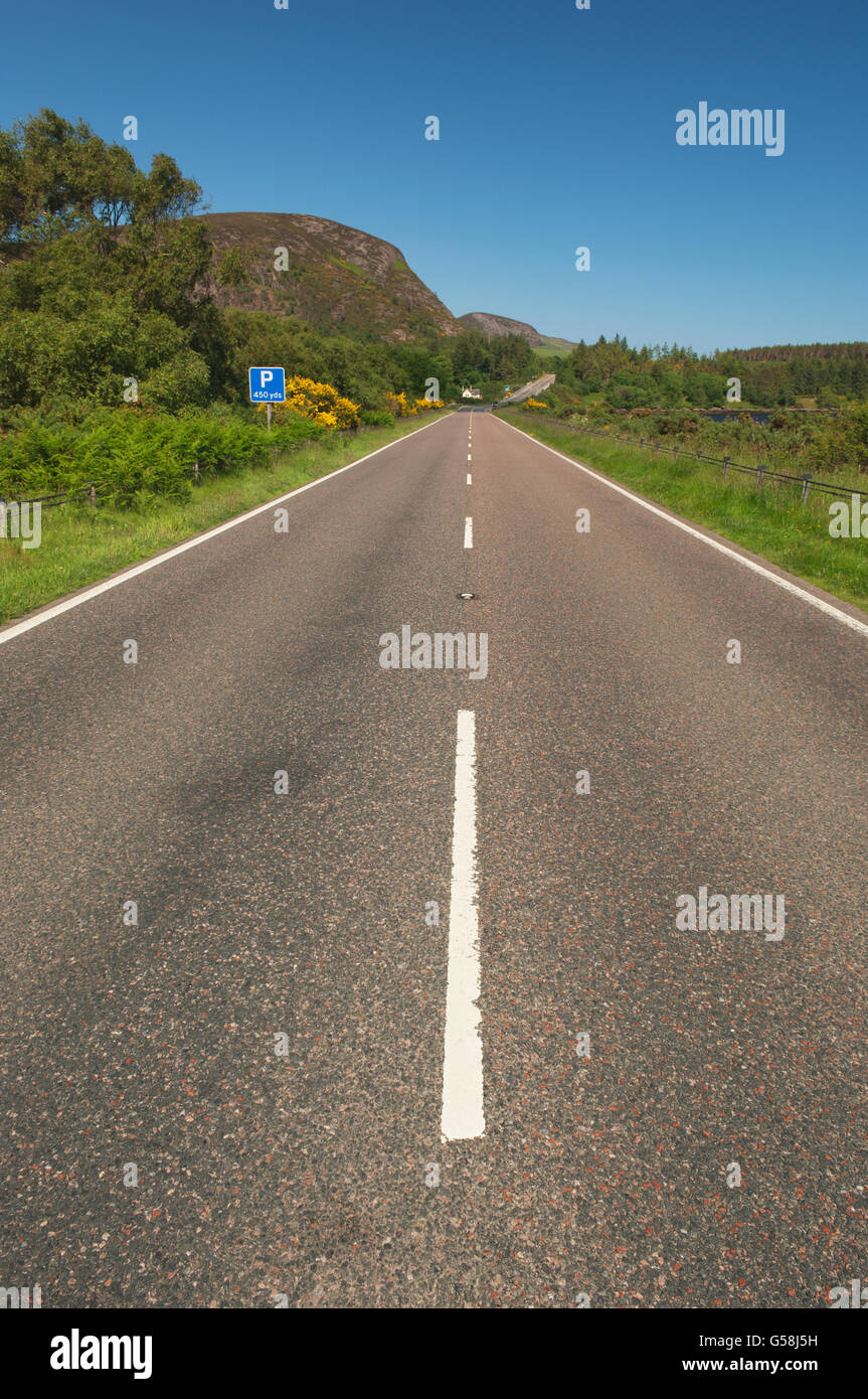 Empty road vicino a Golspie in Sutherland, Scozia - Questa strada è parte della costa Nord 500 Route. Foto Stock