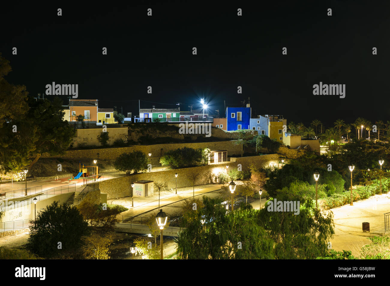 Parco e case durante la notte, Villajoyosa, Spagna Foto Stock