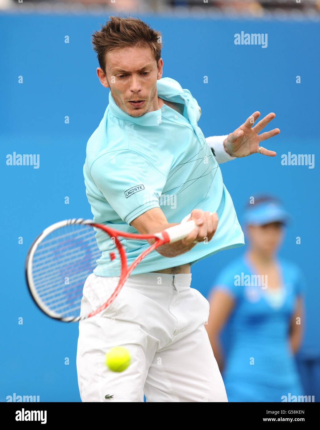 Nicolas Mahut francese in azione contro Andy Murray della Gran Bretagna durante il terzo giorno dei Campionati AEGON al Queen's Club di Londra. Foto Stock