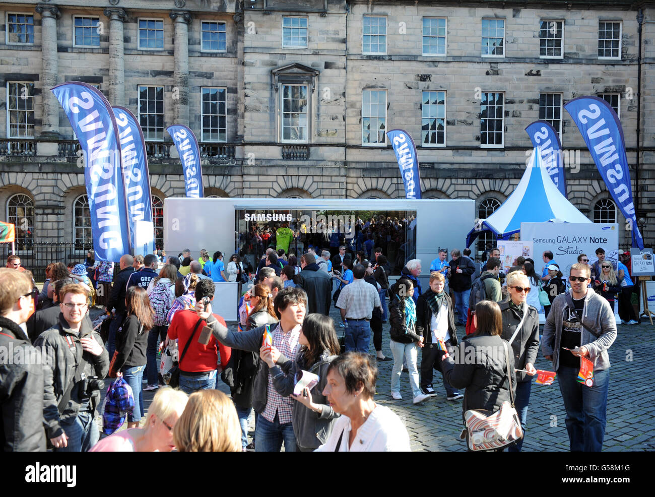 Il Samsung Mobile PIN, uno spazio pop-up esperienza, parcheggiato in Parliament Sq Edimburgo, che ha viaggiato attraverso il Regno Unito lungo la rotta Olympic Torch Relay. Foto Stock