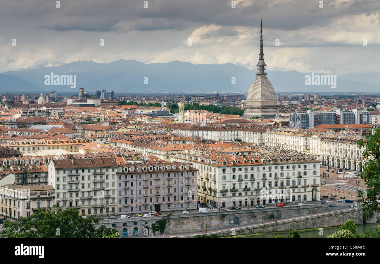 Vista del centro di Torino con la pietra miliare della Mole Antonelliana-Turin,l'Italia,l'Europa Foto Stock