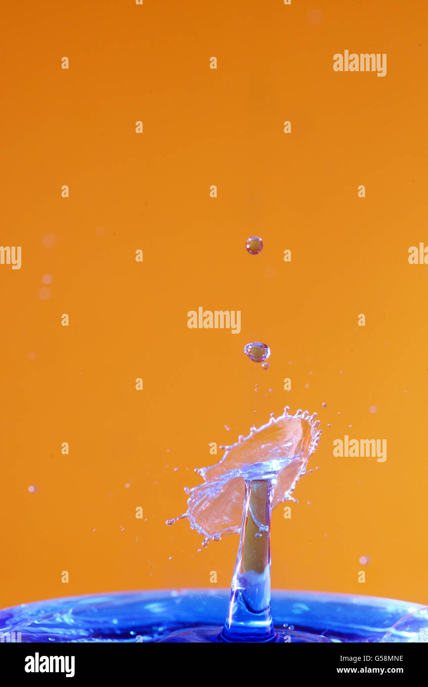 Splash dalla collisione di gocce di acqua catturata con fotografie ad alta velocità Foto Stock