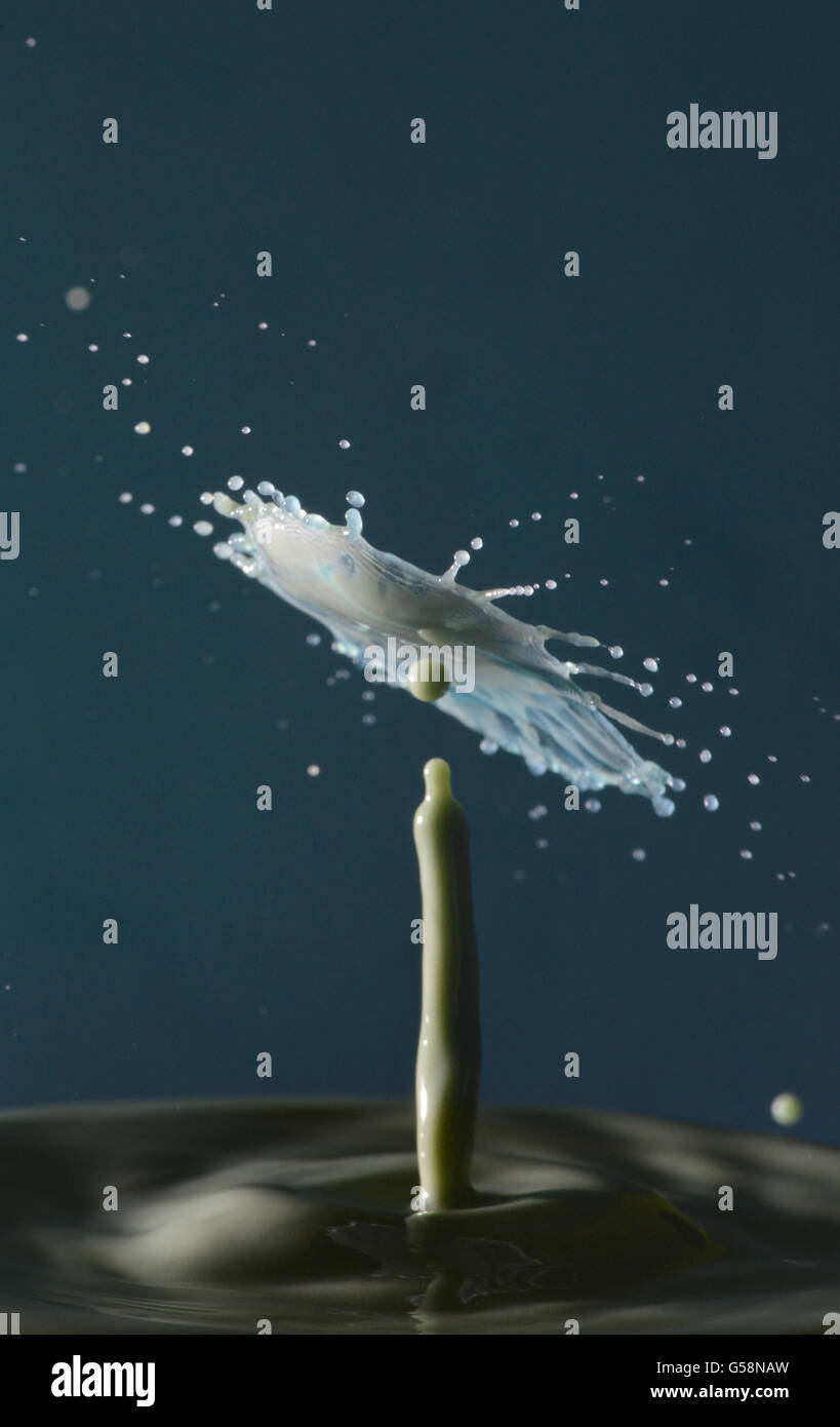 Splash dalla collisione di gocce di acqua catturata con fotografie ad alta velocità Foto Stock