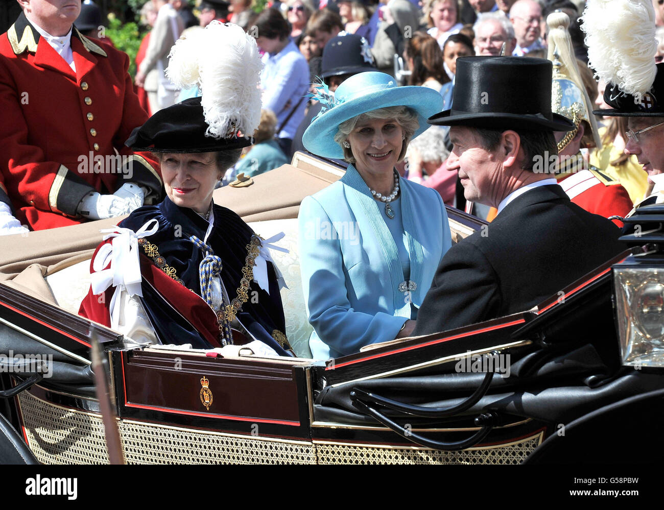 Il Duca di Gloucester, il Vice Ammiraglio Sir Timothy Laurence, la Principessa reale e la Duchessa di Gloucester mentre frequentano l'Ordine annuale del Servizio Garter alla Cappella di St George, Castello di Windsor a Windsor, Berkshire. Foto Stock