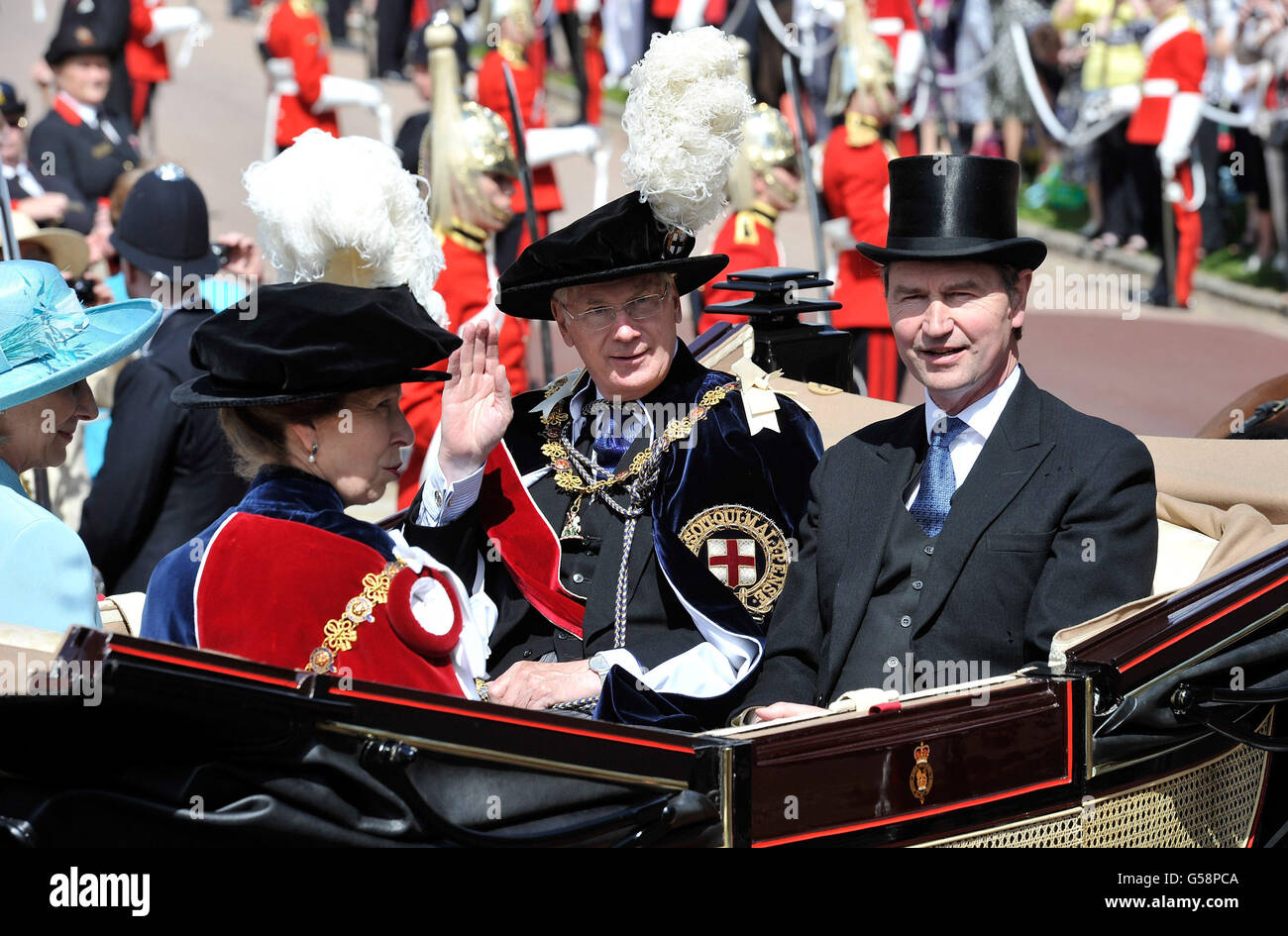 Il Duca di Gloucester si accavuta accanto al Vice Ammiraglio Sir Timothy Laurence, la Principessa reale e la Duchessa di Gloucester mentre frequentano l'Ordine annuale del Servizio Garter alla Cappella di St George, Castello di Windsor a Windsor, Berkshire. Foto Stock