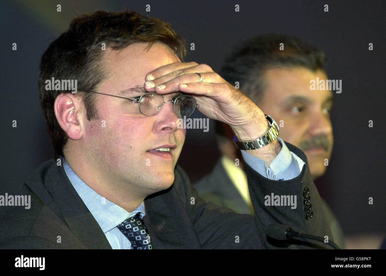 James Murdoch (a sinistra), Presidente e Amministratore Delegato della rete televisiva satellitare asiatica, STAR TV con Peter Mukerjea, Chief Executive di News Television (India) Ltd, a Planit2000 a Londra, lanciando la stazione che è andata in diretta su BSkyB. *...la rete combina programmi Hindi e inglese e incorpora Star Plus e STAR News 24 ore su 24. Foto Stock