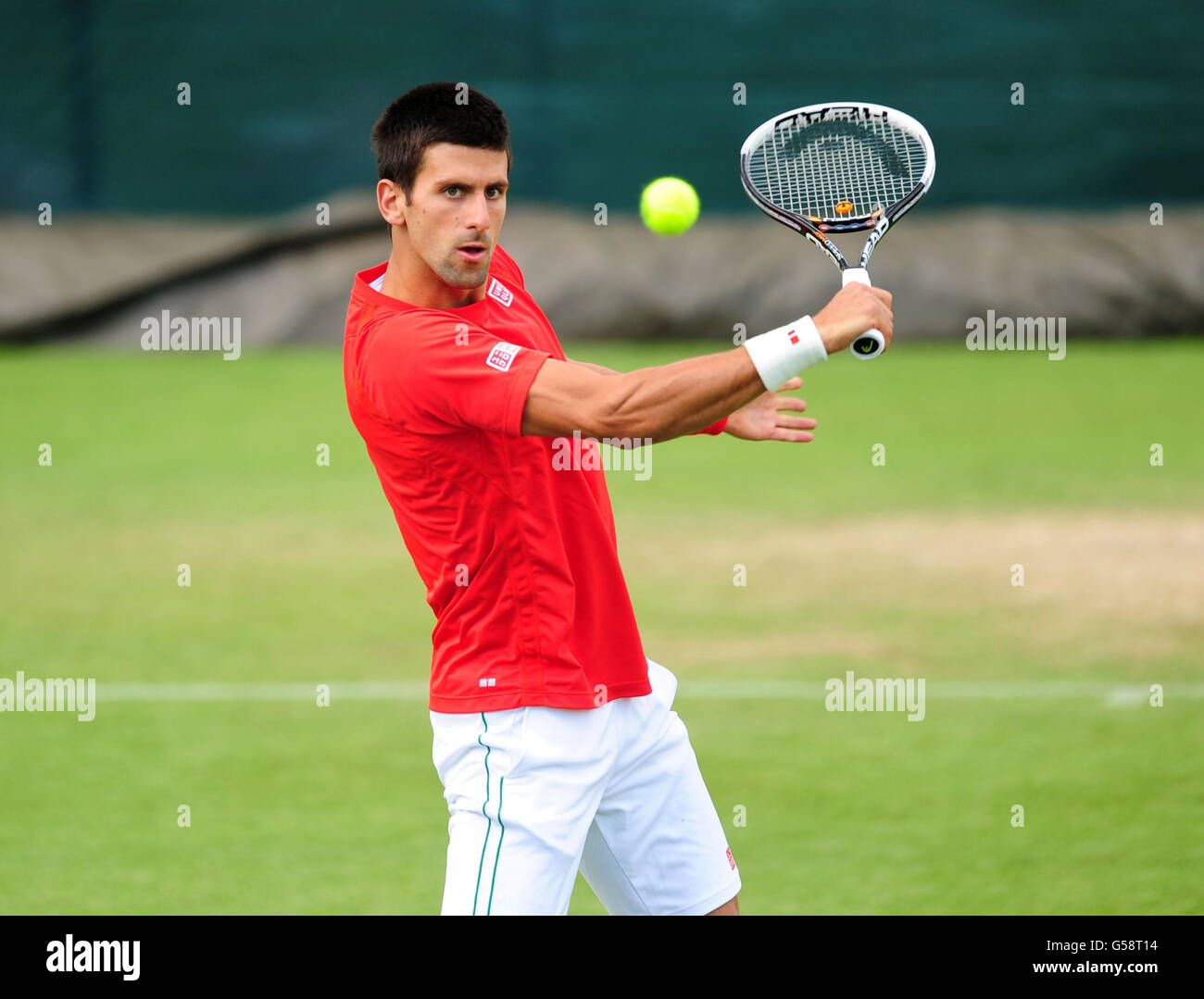 Novak Djokovic in Serbia sui campi di pratica durante una giornata di pratica dei Campionati di Wimbledon 2012 all'All England Lawn Tennis Club, Wimbledon. Foto Stock