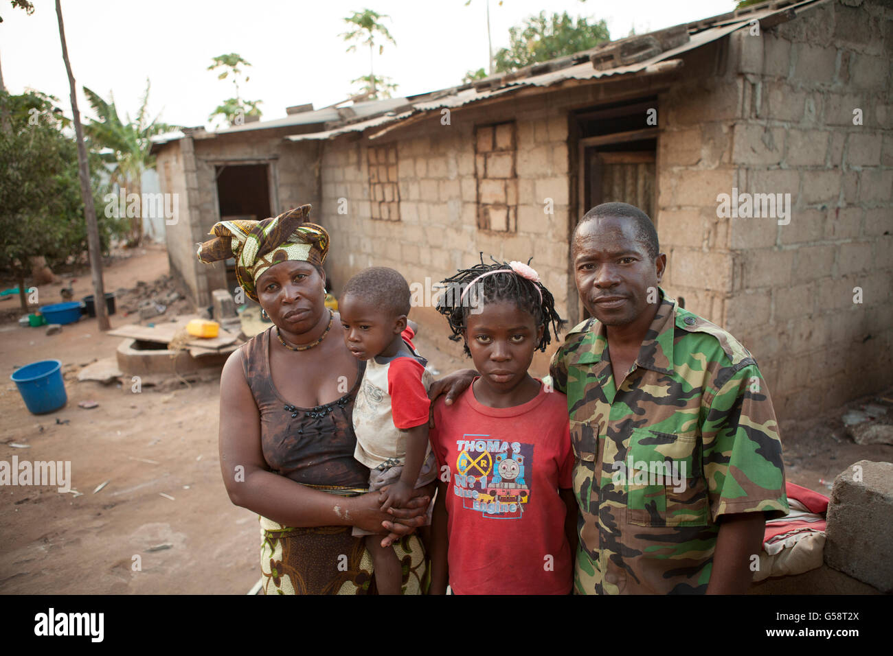 Una famiglia sta insieme al di fuori della loro casa di Nampula, Mozambico. Foto Stock