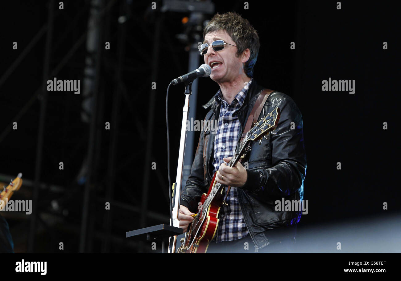 Isola di Wight Festival 2012 - Domenica. Noel Gallagher si esibisce sul palco principale al Festival dell'Isola di Wight. Foto Stock