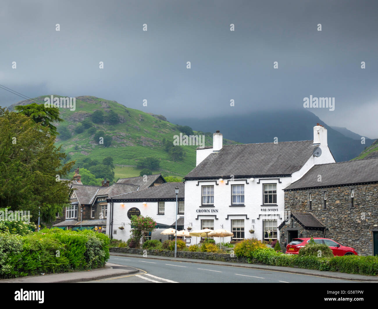 Il Crown Inn Coniston Cumbria Inghilterra England Regno Unito con scuri pioggia nuvole Foto Stock