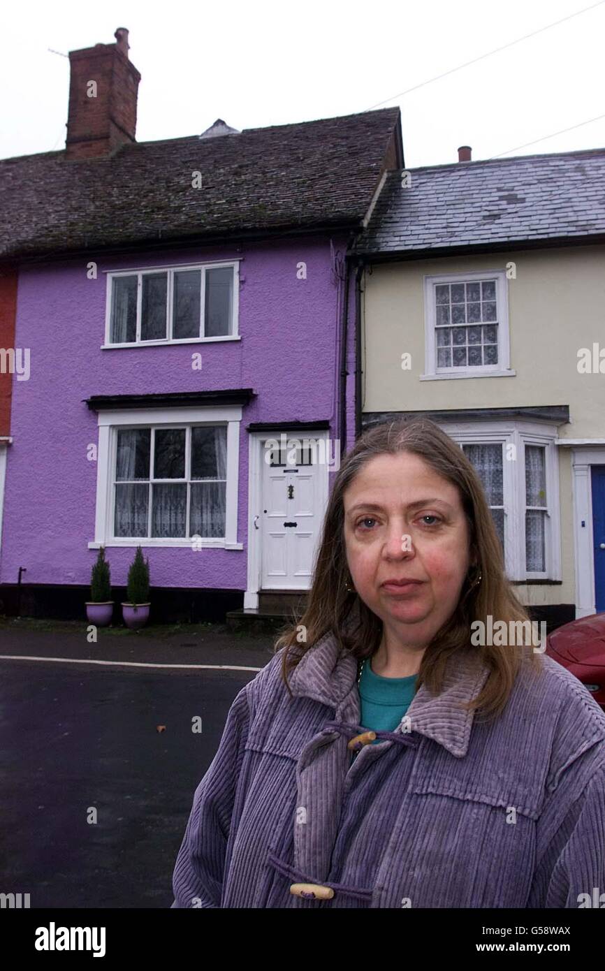 Janice Daines fuori della sua casa lilla-dipinta, nel villaggio di Clare, Suffolk. Janice ha promesso che preferirebbe una pena detentiva piuttosto che ripassare la sua casa dopo che i Consiglieri di Suffolk hanno chiuso una domanda di pianificazione per mantenere il suo lilac domestico di grado II elencato. Foto Stock