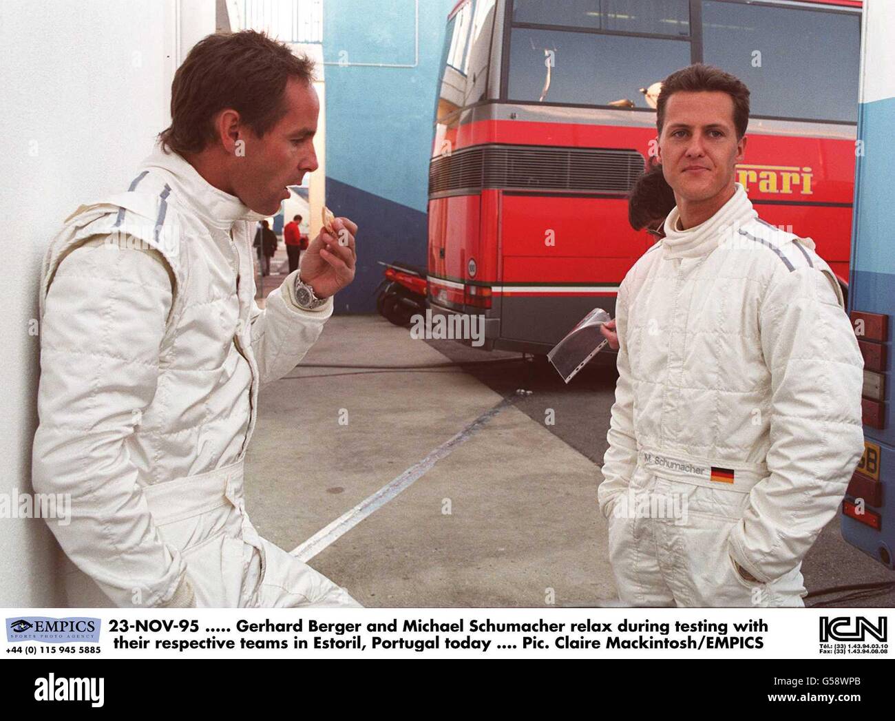 23-NOV-95 ..... Gerhard Berger e Michael Schumacher si rilassano oggi durante i test con i rispettivi team di Estoril, Portogallo Foto Stock