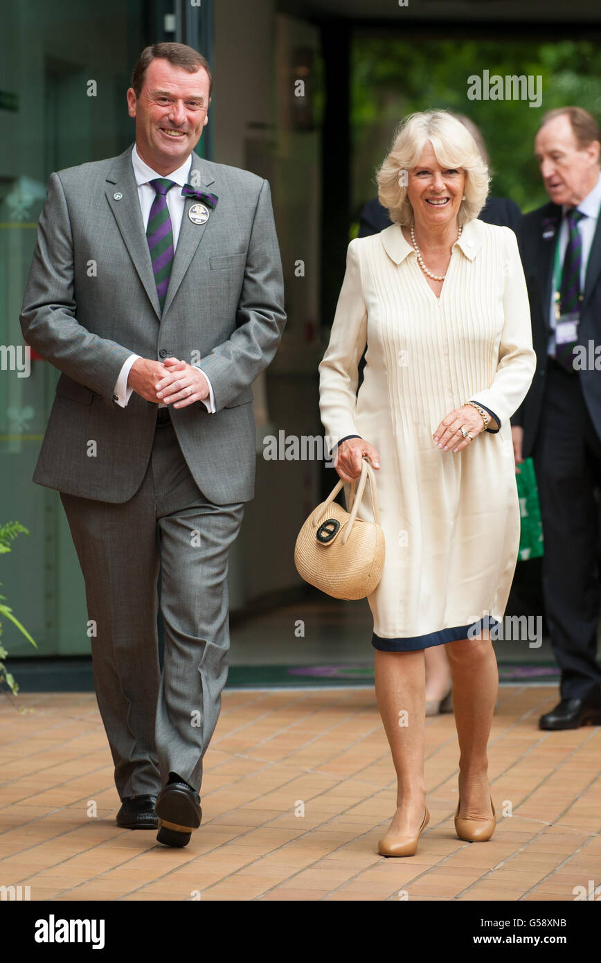 Camilla, la Duchessa di Cornovaglia e presidente dell'All England Club Philip Brook, il terzo giorno dei Campionati di Wimbledon 2012, all'All England Lawn Tennis Club di Wimbledon, Londra. Foto Stock