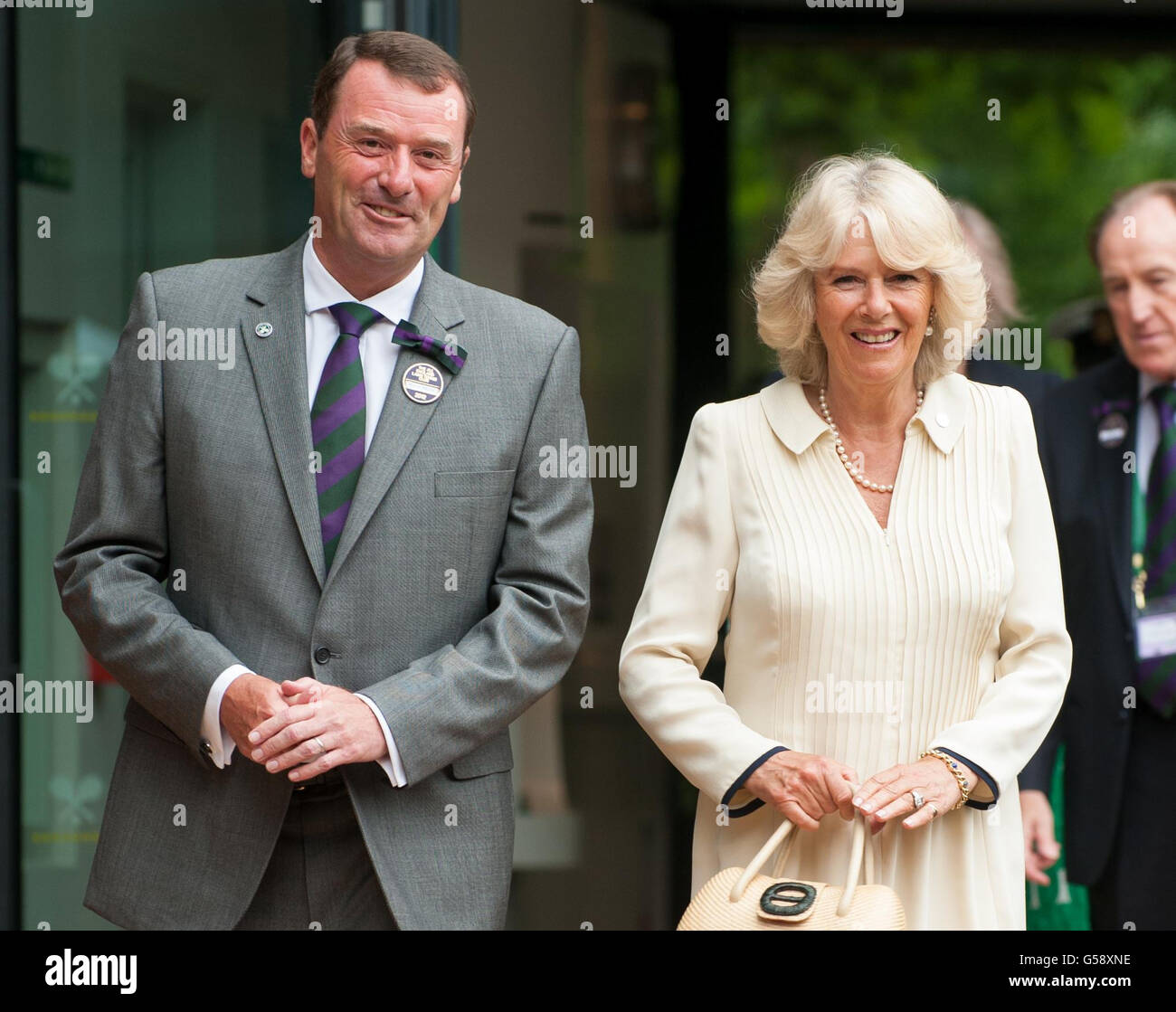Camilla, la Duchessa di Cornovaglia e presidente dell'All England Club Philip Brook, il terzo giorno dei Campionati di Wimbledon 2012, all'All England Lawn Tennis Club di Wimbledon, Londra. Foto Stock