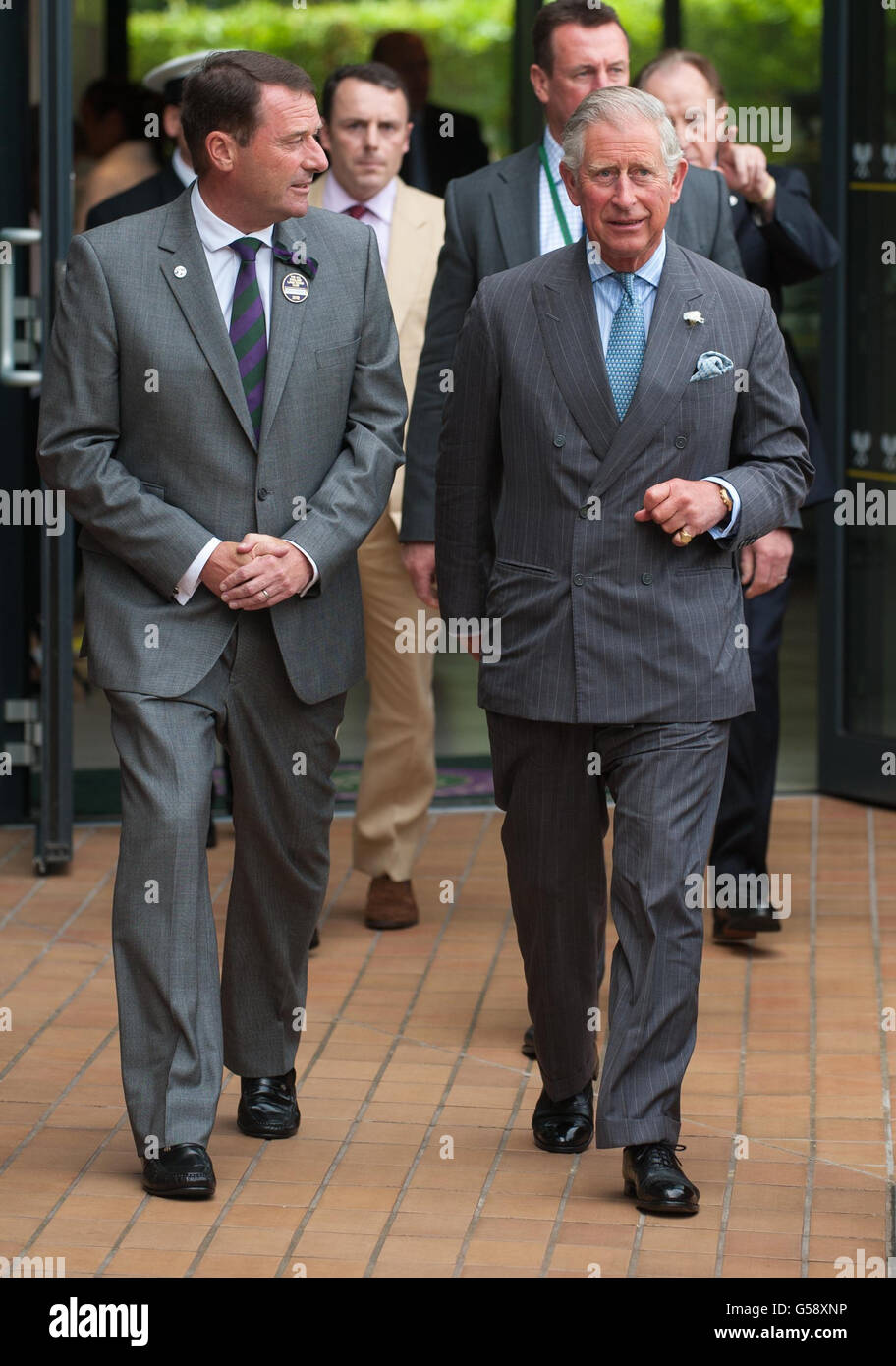 Il Principe del Galles con il Presidente dell'All England Club Philip Brook, il terzo giorno dei Campionati di Wimbledon 2012, presso l'All England Lawn Tennis Club di Wimbledon, Londra. Foto Stock
