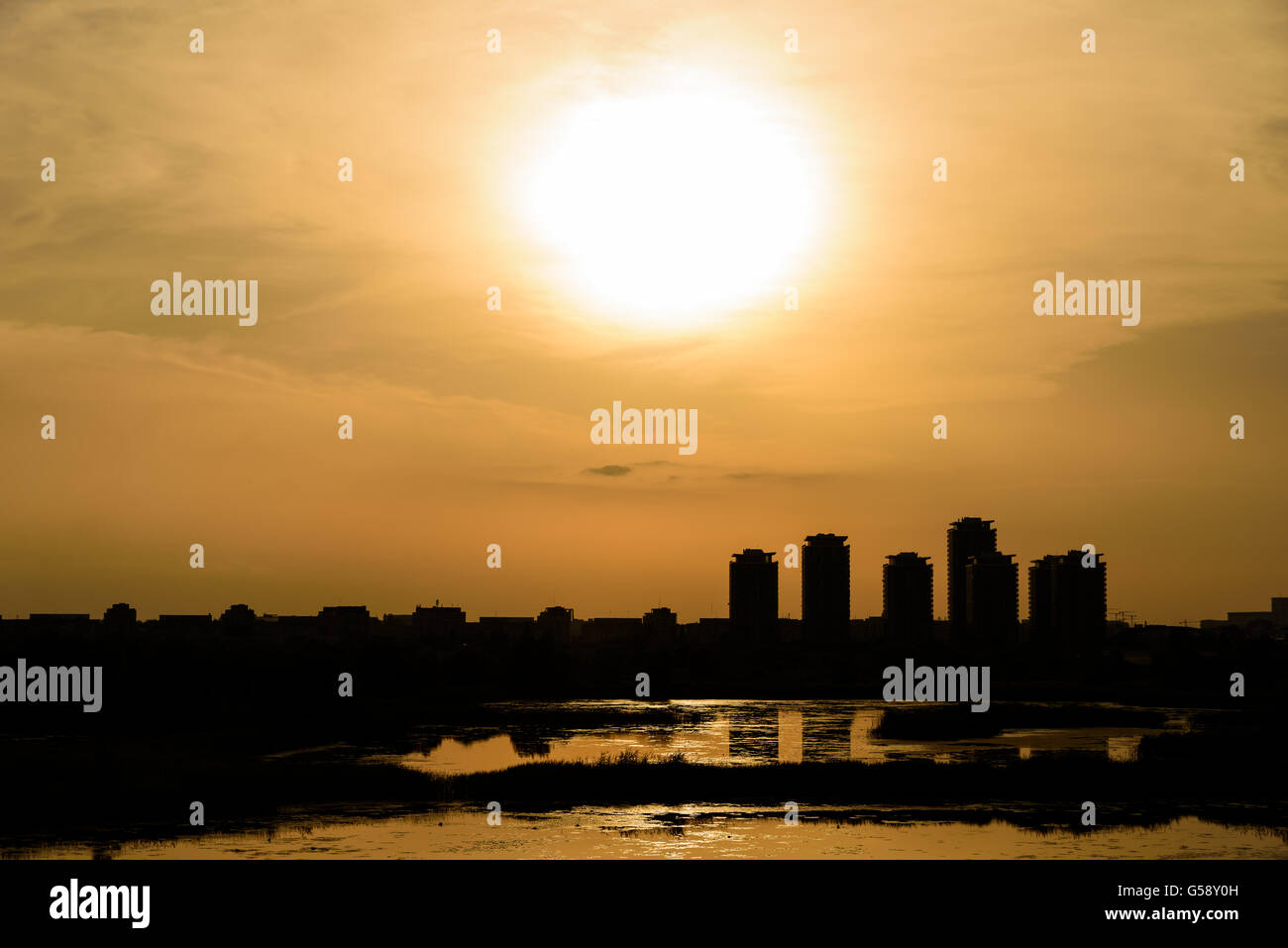 Estate tramonto su Bucarest skyline della città in Romania Foto Stock