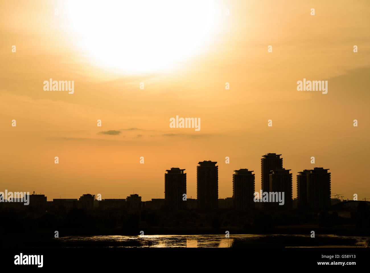 Estate tramonto su Bucarest skyline della città in Romania Foto Stock