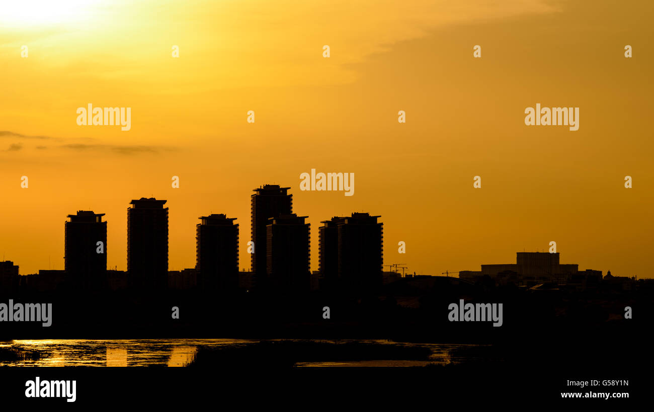 Estate tramonto su Bucarest skyline della città in Romania Foto Stock