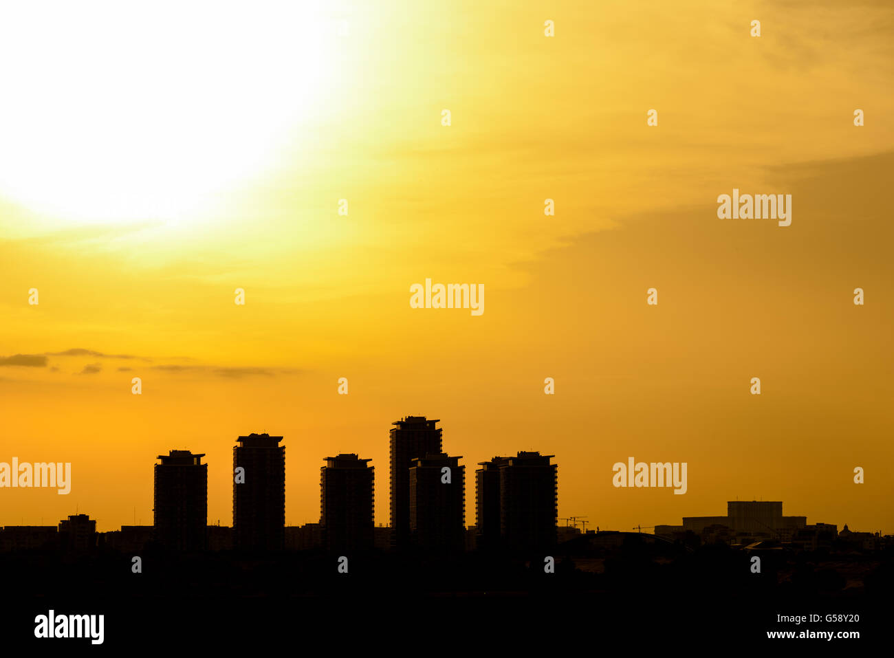 Estate tramonto su Bucarest skyline della città in Romania Foto Stock