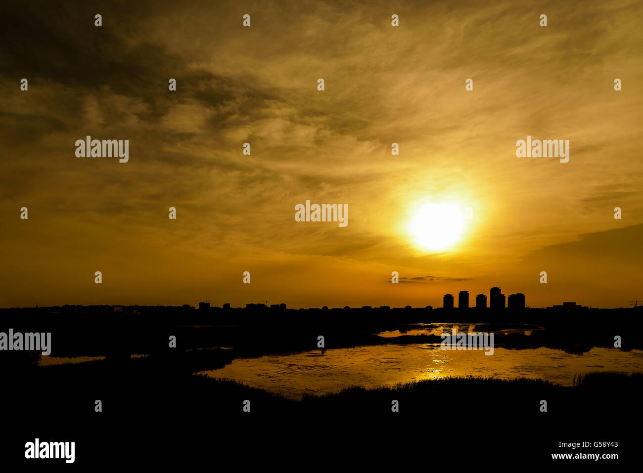 Estate tramonto su Bucarest skyline della città in Romania Foto Stock