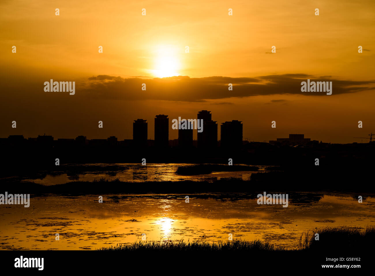 Estate tramonto su Bucarest skyline della città in Romania Foto Stock