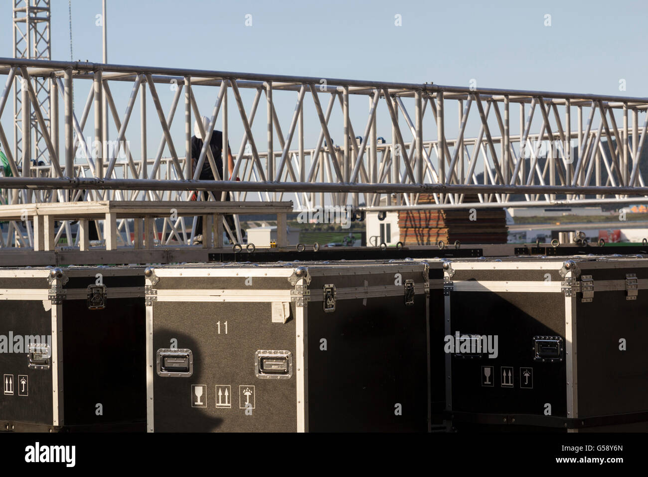 Edificio fase costruzione di travatura reticolare e casi di volo preparare eventi del festival Foto Stock